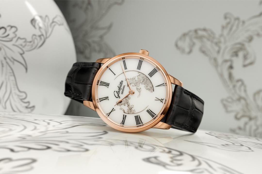 格拉蘇蒂原創與麥森瓷器聯手，突顯德國美學工藝，Senator Meissen議員麥森腕錶白色款，限量150只，918,000元。(格拉蘇蒂原創提供，以下同)