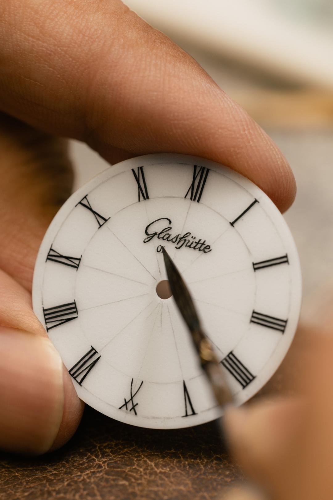 錶盤上所有細節都由工匠手工描繪。