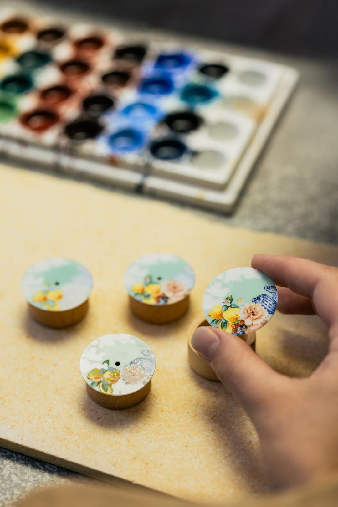 德國製錶格拉蘇蒂原創攜手麥森瓷器！三款錶盤如藝術品 連時標都用手工描繪