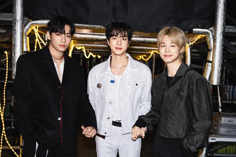 BTS成員Jin日前在演唱會上選戴代言珠寶品牌FRED全新Chance Infinie系列白金鑲鑽項鍊。（FRED提供）