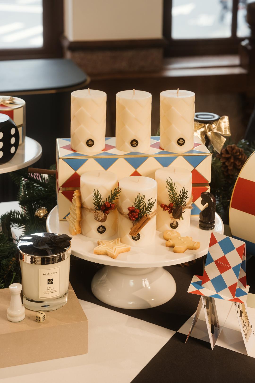 Jo Malone London全新放玩派對系列薑餅香氛工藝蠟燭組3,450元。