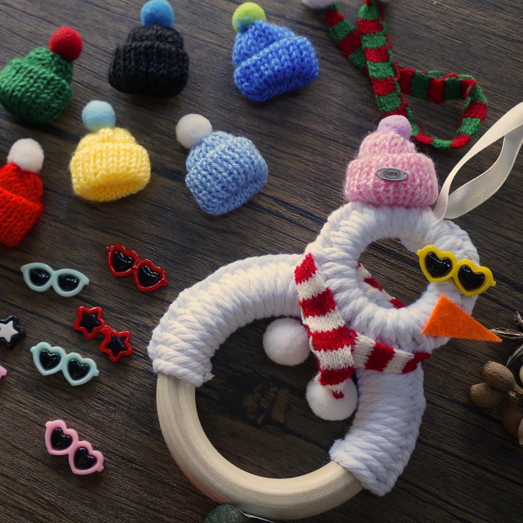 12/5–12/28可預約至SABON專櫃手作體驗，親手打造的小雪人造型毛巾架。