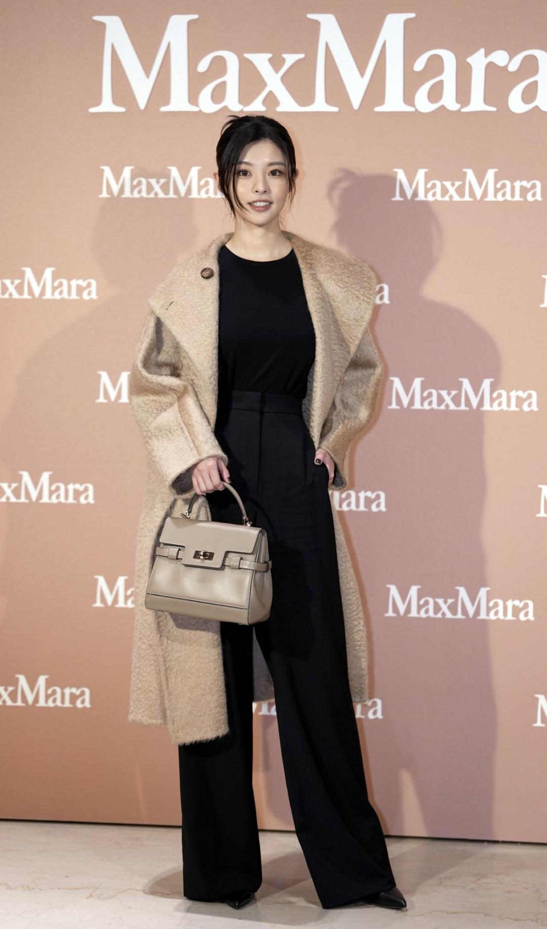 詹子萱以駝色Atelier系列大衣搭配黑色造型描繪慵懶率性態度。（圖／記者潘少棠攝）