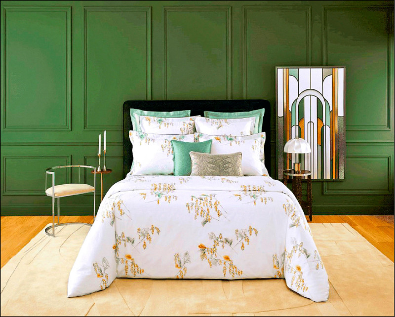 忠孝館：YVES DELORME Pollen法國原裝有機長纖輕棉印花寢飾雙人四件式，原價38,960元、特價33,110元；加大四件式，原價48,960元、特價41,610元。各限量20組。