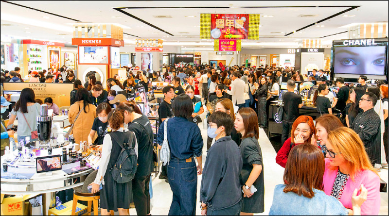 遠東SOGO台北店週年慶昨日開跑，吸引熱絡買氣。