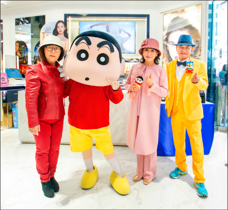 遠東SOGO百貨董事長黃晴雯（圖右二）與行政總經理杜金森（圖右一）、營業總經理吳素吟（圖左一）與來店禮IP蠟筆小新一同迎賓。