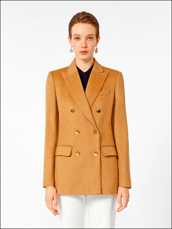 Satoriale西裝外套以精緻剪裁成為職業女性的夢幻逸品，129,900元。