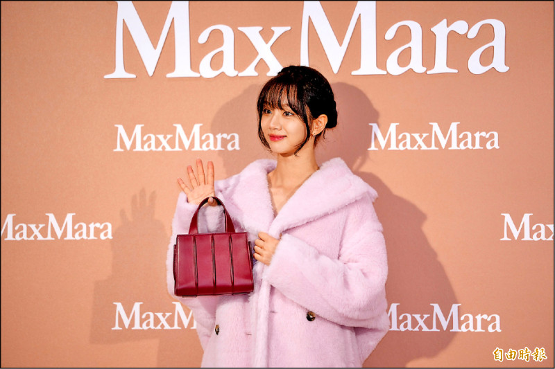 惠利出席Max Mara微風南山專門店開幕活動，她穿著柔粉色Teddy Icon Coat形塑可愛風格，124,300元。（記者潘少棠攝）