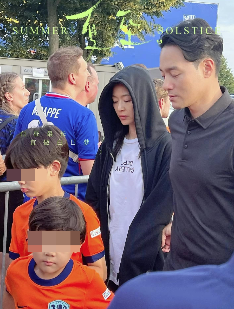 去年全智賢一家四口看球賽遭捕獲，但得出崔俊赫(右一)長相帥氣。(翻攝自Weibo)