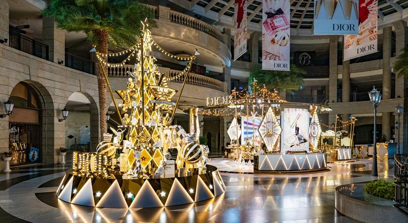 台北耶誕地標華麗揭幕!DIOR奇幻星願全球首座5米耶誕樹登場 台北耶誕地標華麗揭幕!DIOR奇幻星願全球首座5米耶誕樹登場