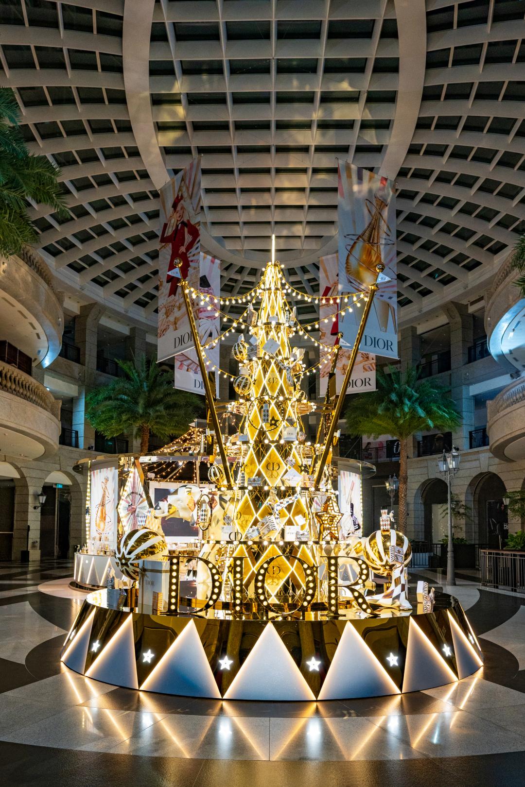 迪奧奇幻星願限定快閃店矗立全球首座奇幻星願聖誕樹。