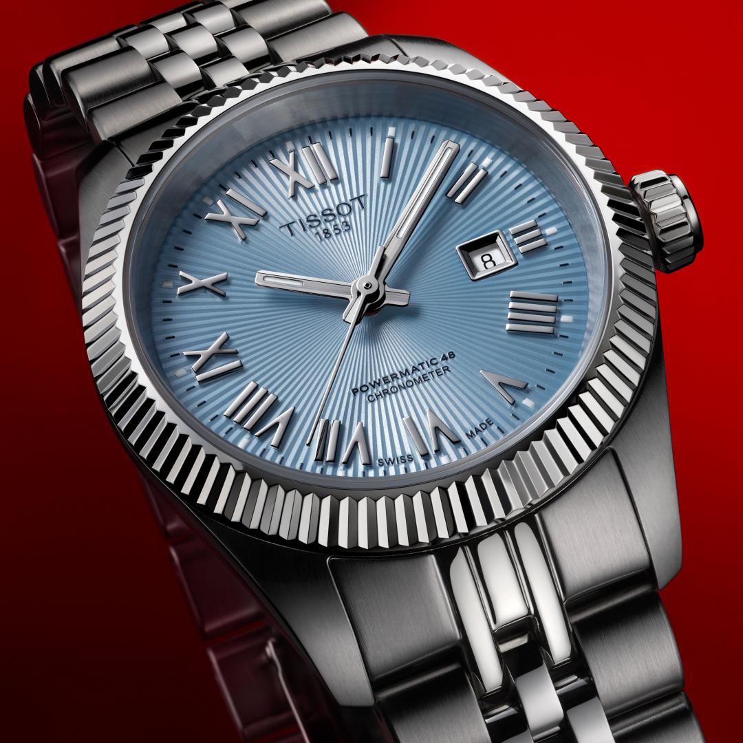 全新Ballade系列以高極製錶常見的機刻雕花工藝點綴錶盤，30毫米冰藍色款，31,300元。