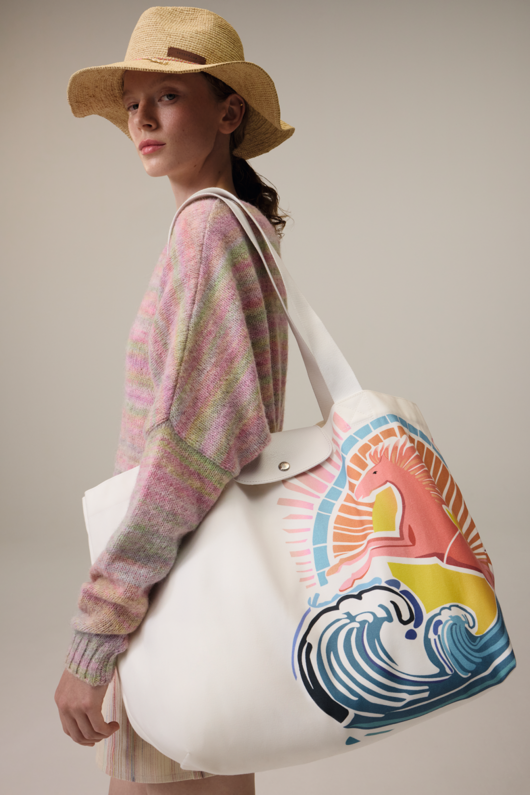 夏季系列用色活潑大膽，經典馬標被轉化為彩色駿馬躍上包面。Le Pliage Surf大款托特包，售價NT$14,900元。