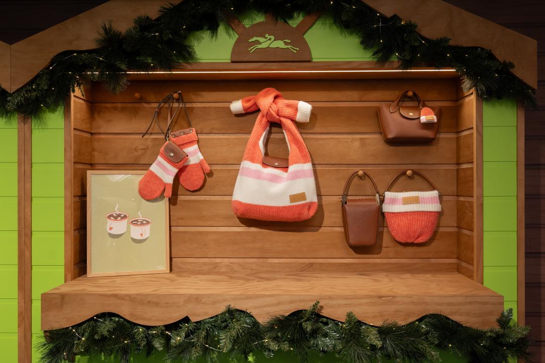 手套包、毛衣包、毛帽包都太可愛，甚至還有縮小版吊飾。