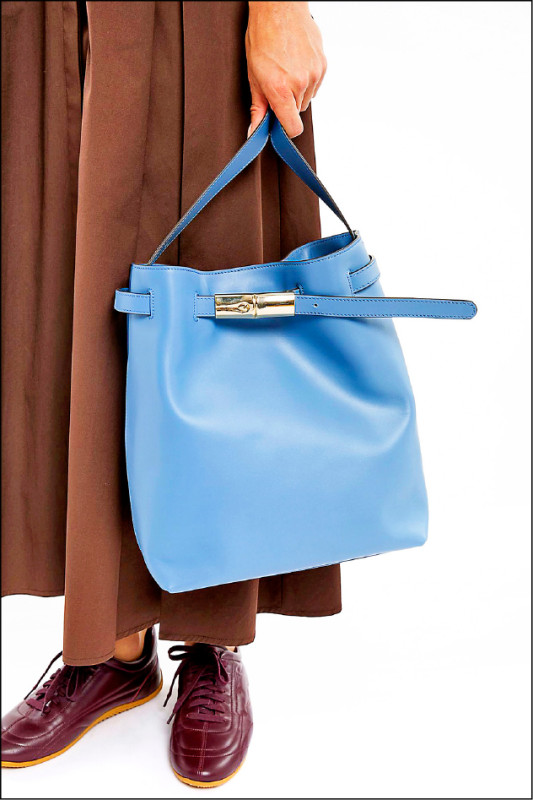 全新Le Smart系列以簡約包型搭配宛如珠寶的竹節釦飾增添亮點。Le Smart系列石板藍水桶包，40,500元。