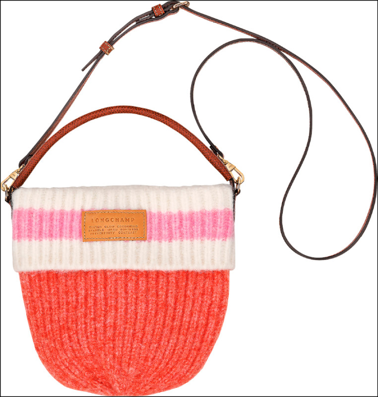 將毛帽倒置變為半圓形的小巧包款。Le Pliage Cocooning系列斜背包，13,100元。