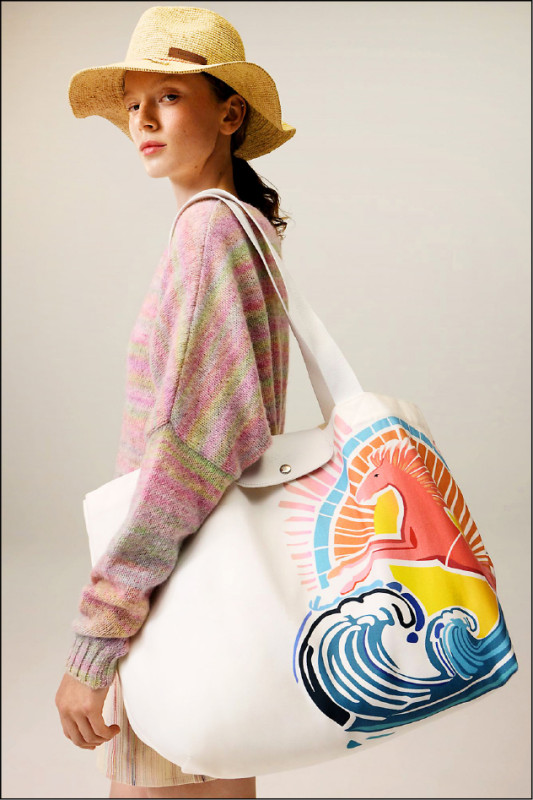 夏季系列用色活潑大膽，經典馬標被轉化為彩色駿馬躍上包面。Le Pliage Surf大款托特包，14,900元。