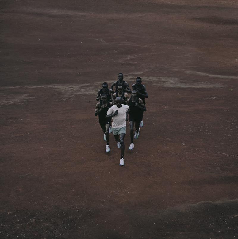 配色靈感源自Kipchoge的一路以來的馬拉松旅程，從肯亞的紅土，到家人熱愛跑步所帶來的鮮明與喜悅。（NIKE提供）