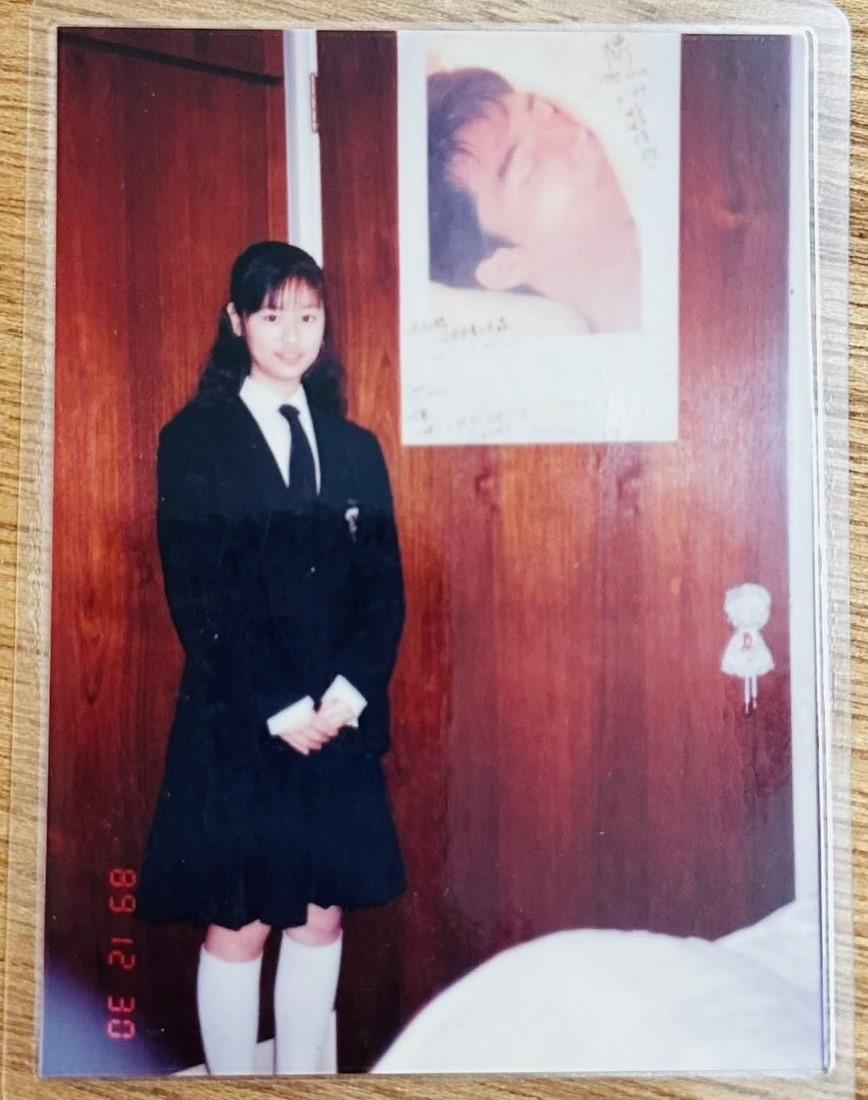 林心如在個人社群分享了13歲國中時的制服照，展現青春無敵的甜美氣質。（翻攝自instagram）