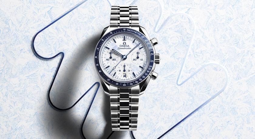 OMEGA最熱賣超霸登月錶推藍白限定版！錶盤呈現冬日雪景 專利錶帶舒適升級