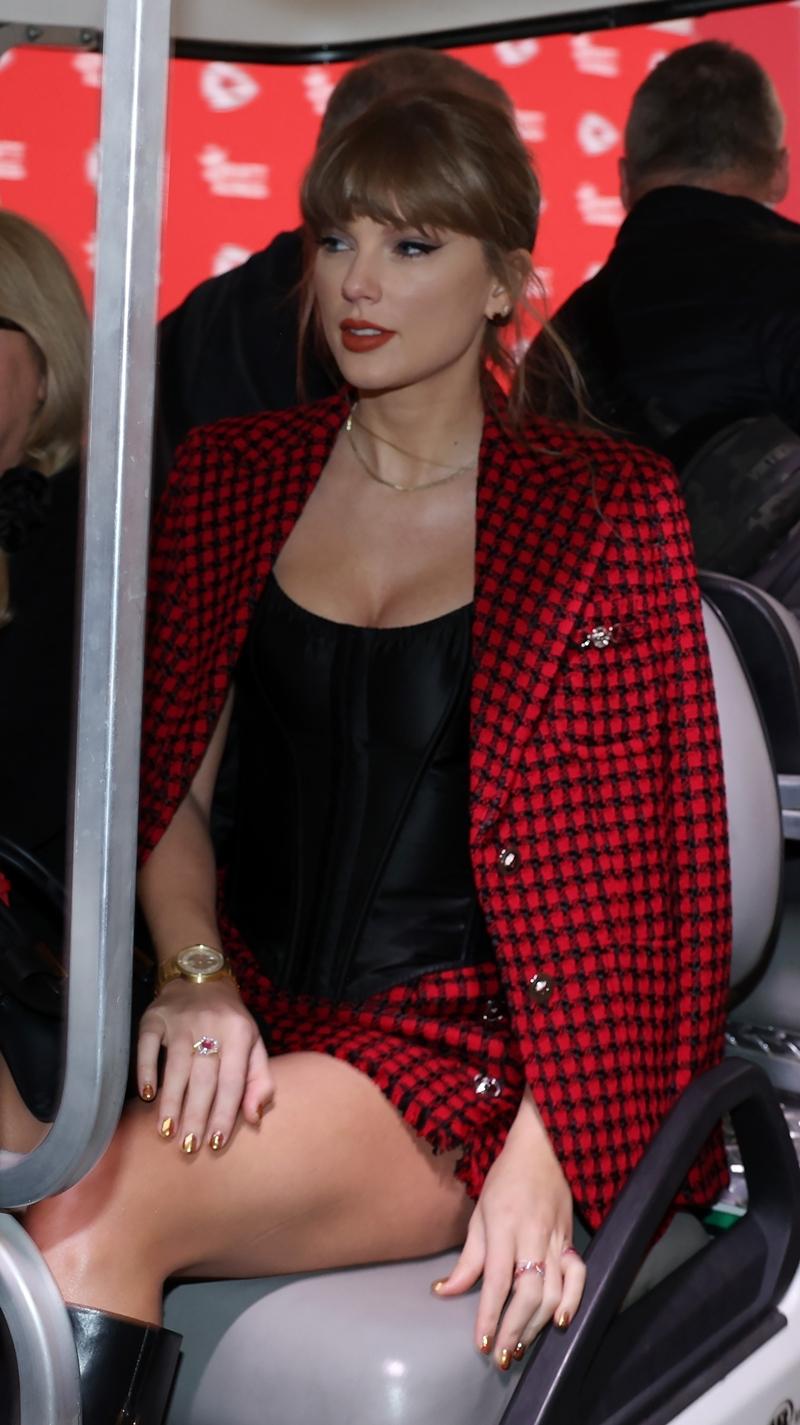 配戴Tambour金色腕錶。（Louis Vuitton提供）