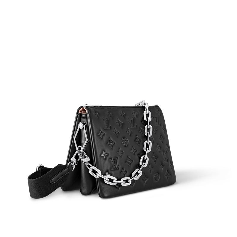 Coussin PM 黑色小羊皮肩背包，153,000元。（Louis Vuitton提供）