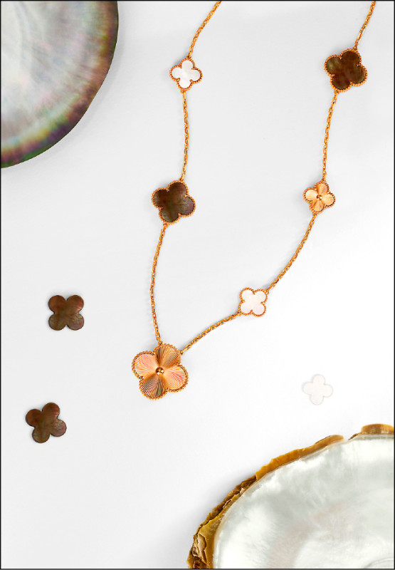 Magic Alhambra可轉換式長項鍊可自由變換風格。18K玫瑰金鑲嵌灰色及白色珍珠母貝，1,190,000元。