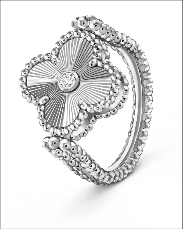 Vintage Alhambra雙面戒指，18K白金鑲嵌玉髓及鑽石，230,000元。