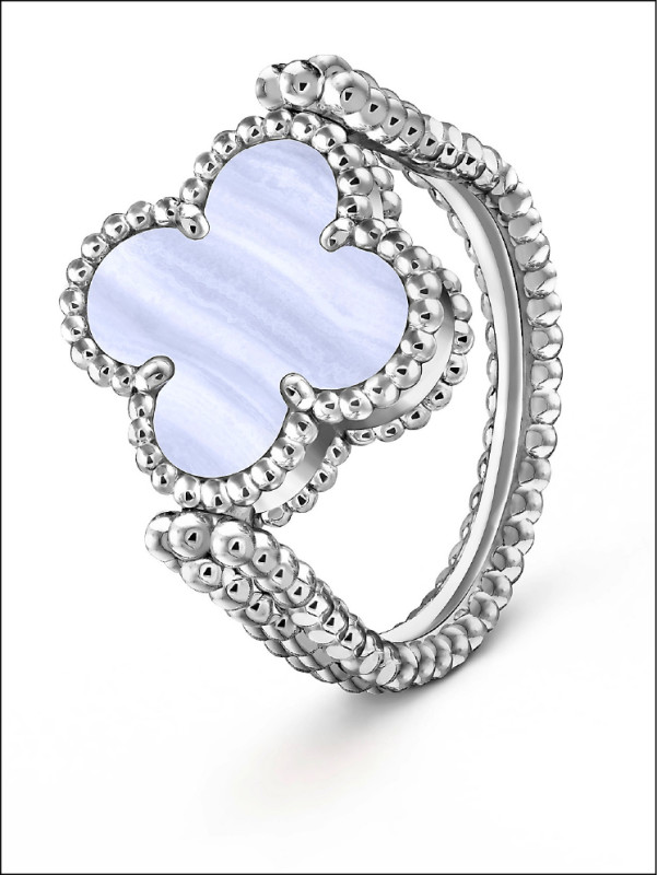 Vintage Alhambra雙面戒指，18K白金鑲嵌玉髓及鑽石，230,000元。