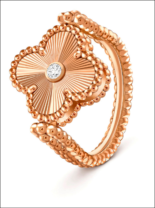 幸運草和戒環皆點綴金珠，增添璀璨風格。Vintage Alhambra雙面戒指，18K玫瑰金鑲嵌灰色珍珠母貝及鑽石，218,000元。