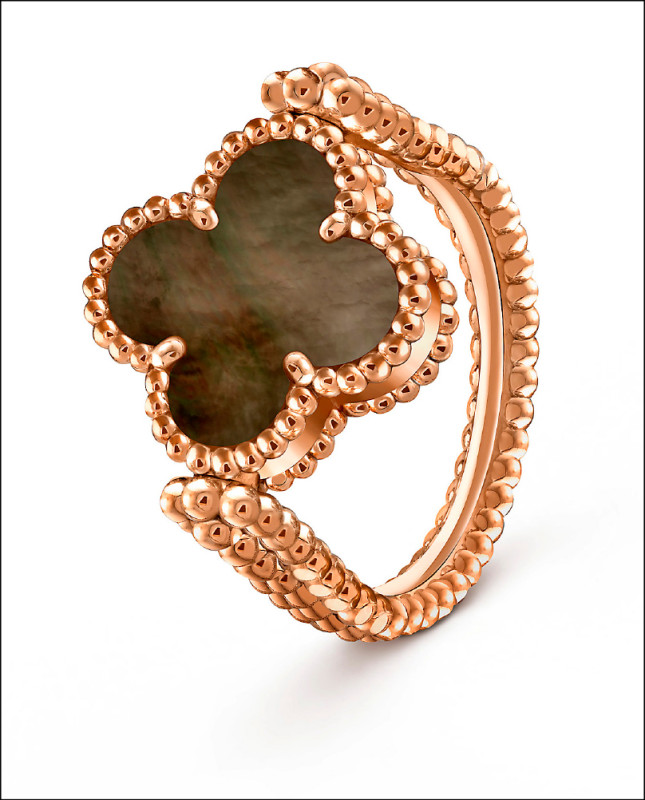 幸運草和戒環皆點綴金珠，增添璀璨風格。Vintage Alhambra雙面戒指，18K玫瑰金鑲嵌灰色珍珠母貝及鑽石，218,000元。