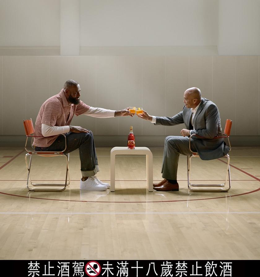 Hennessy V.S.O.P再次攜手NBA傳奇球星推出聯名作品，將詹皇「加冕」手勢設計於瓶身及外包裝。（HENNESSY提供）
