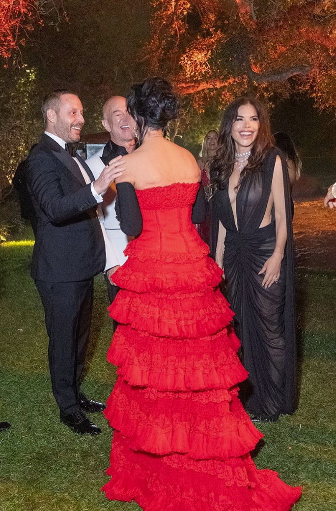 貝佐斯和老婆桑琪絲。(翻攝自IG)