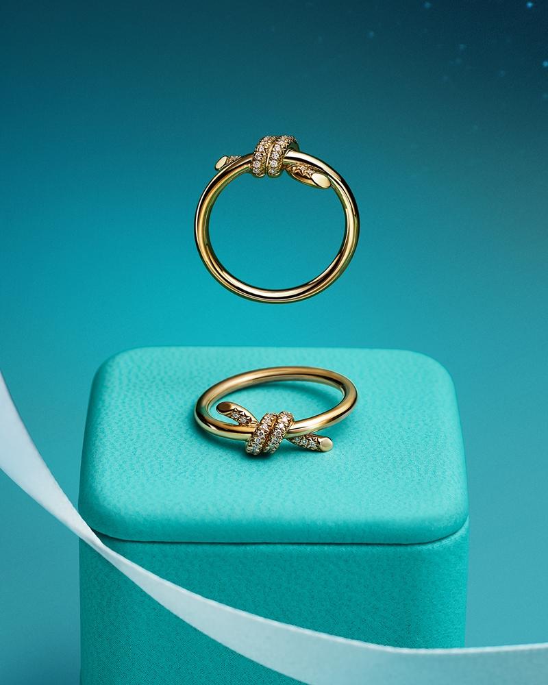 Tiffany Knot 玫瑰K金與黃K金鑲鑽窄版戒指，83,000元。（Tiffany & Co.提供）