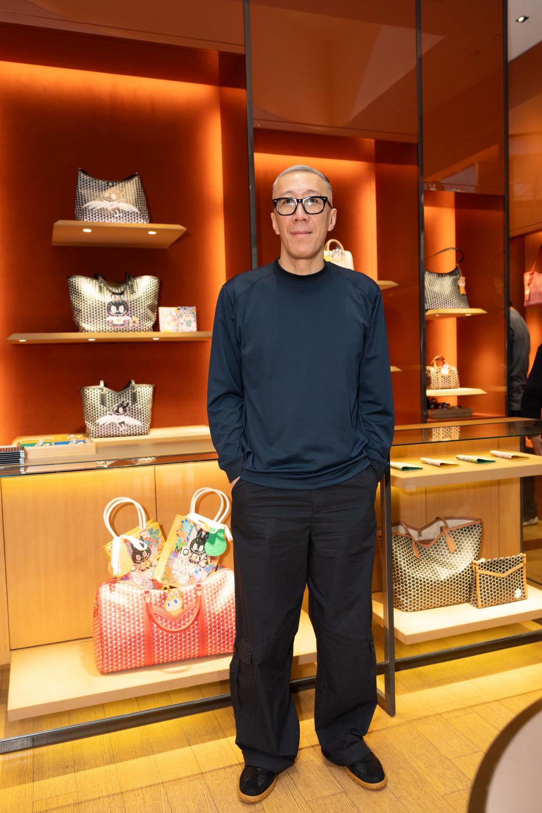 龍家昇原想低調現身MOYNAT店面，沒想到被粉絲野生捕捉，親和力十足的他，也一一位粉絲們簽名。