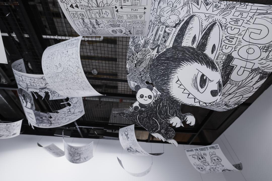 THE MONSTERS十週年展覽在全球巡迴，龍家昇攜手MOYNAT打造的聯名系列，將隨展覽時程輪流在各國開賣。