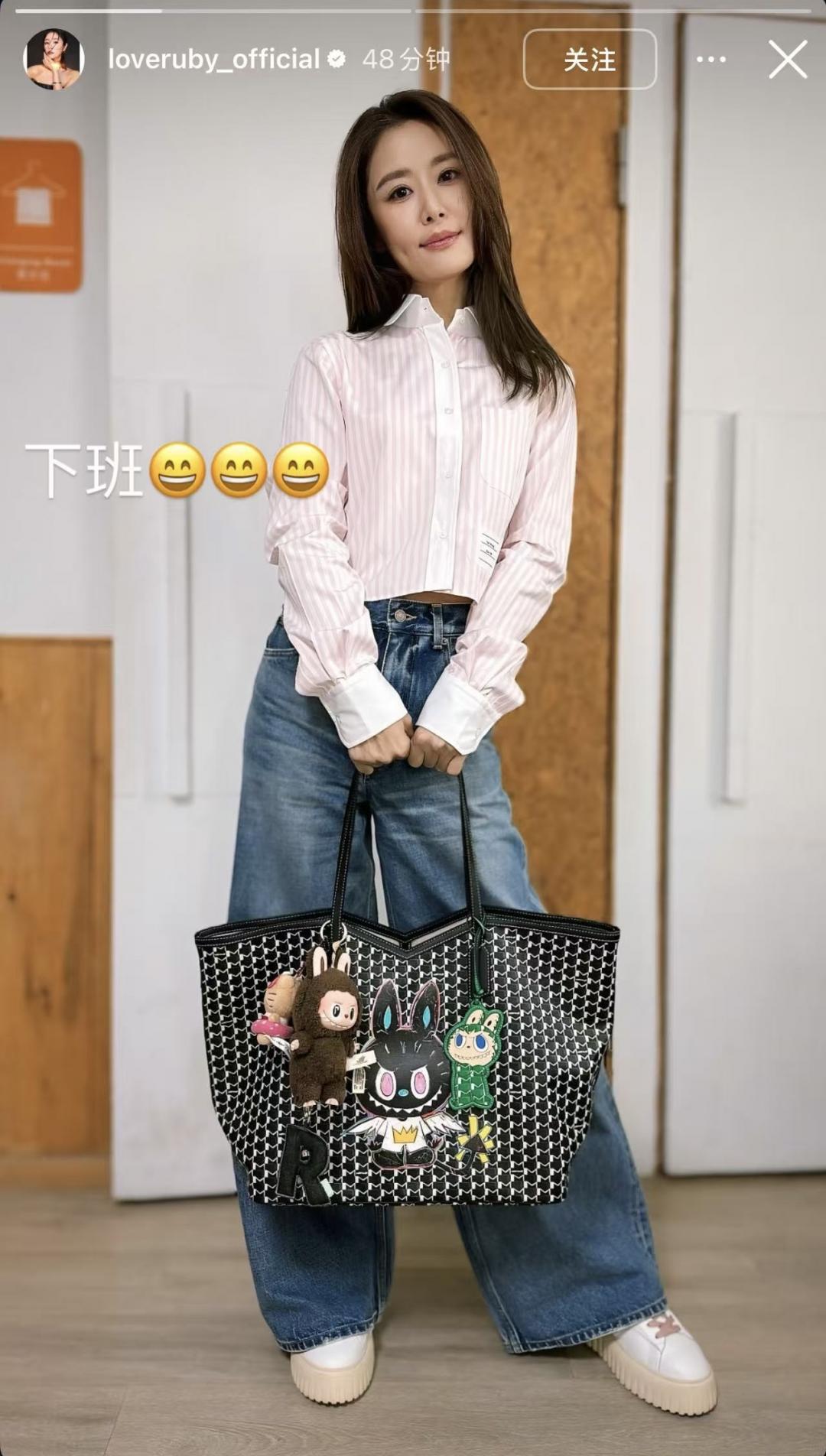 林心如把聯名系列托特包當作上班包，搭配LABUBU玩偶掛飾與皮革掛飾，展現少女心。