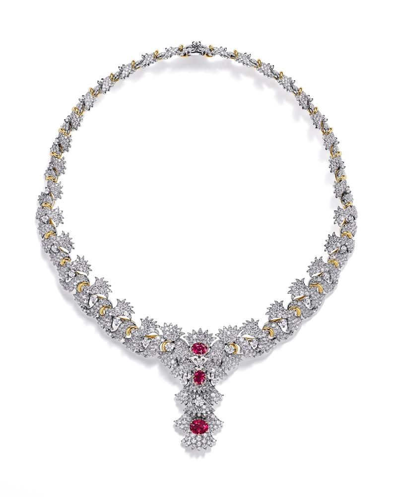 李心潔佩戴：2025 Blue Book高級珠寶Sea of Wonder Anemone系列鉑金與黃K金鑲嵌3顆逾4克拉未經優化處理的橢圓形切割紅寶石及鑽石項鍊。（Tiffany & Co.提供）