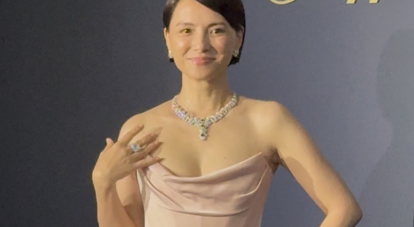 李心潔一拿麥克風就問：有看《回魂計》嗎？披「豪宅級珠寶」現身台北