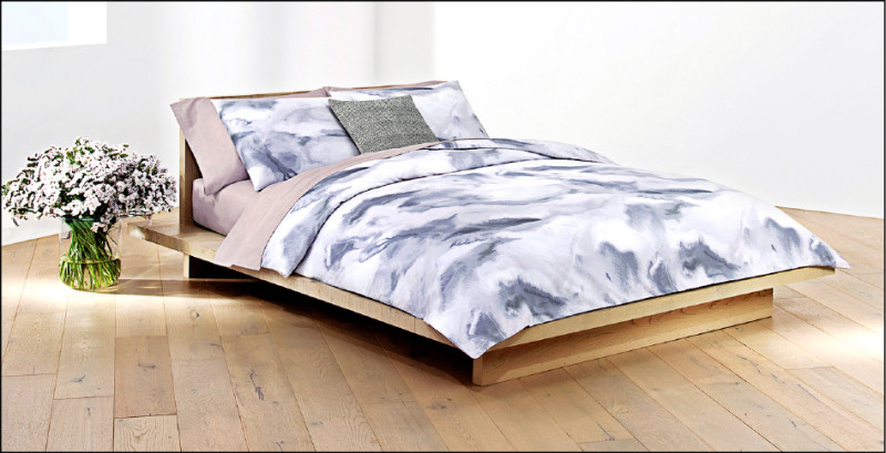 復興館獨家：CARRARA CALVIN KLEIN Moonstone雙人四件式牀組＋竹纖維記憶枕一對，原價21,000元、特價15,800元，限量20組。