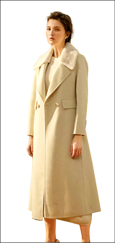 敦化館：LINDARICO貂毛翻領長版大衣，原價49,800元、特價33,800元。