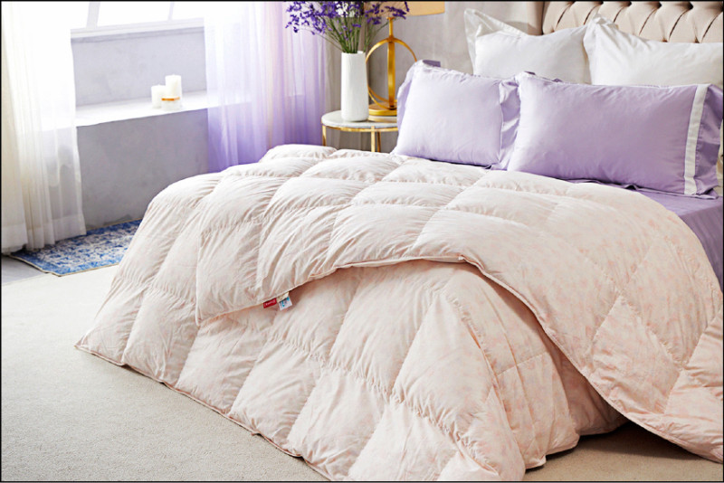 忠孝館：BBL Premium CAS台灣原產95%雙人白鵝絨＋100%長纖棉寢具四件組一套（指定款），原價43,980元、特價24,120元。