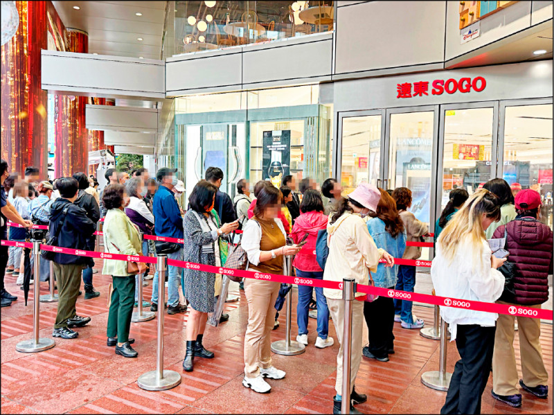無懼鳳凰颱風攪局，遠東SOGO忠孝館昨日開店前即吸引逾百位民眾等待排隊入館。