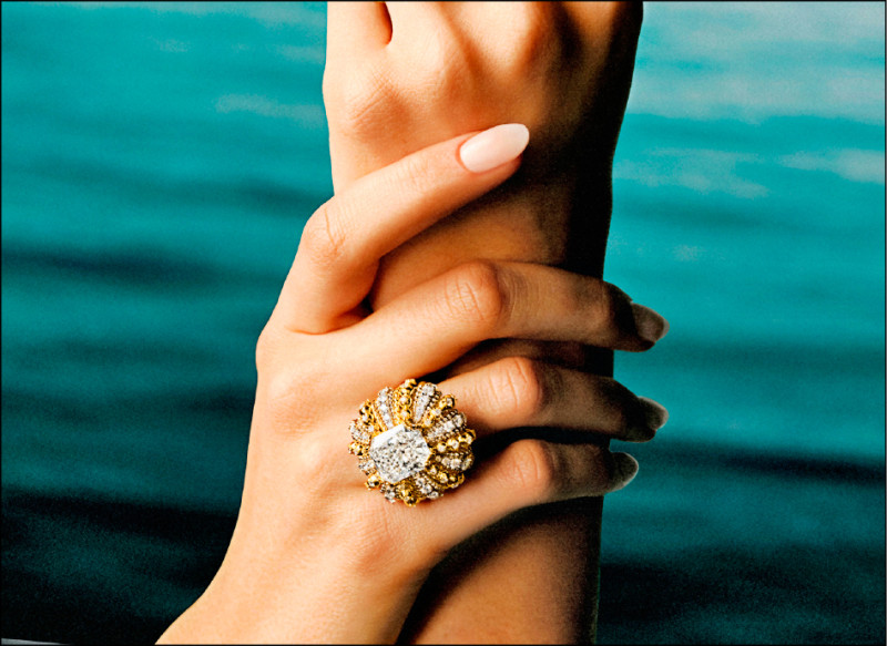 Sea of Wonder Urchin系列戒指，鉑金、黃K金、主石逾9克拉改良式矩形明亮式切割濃彩黃鑽、鑽石。