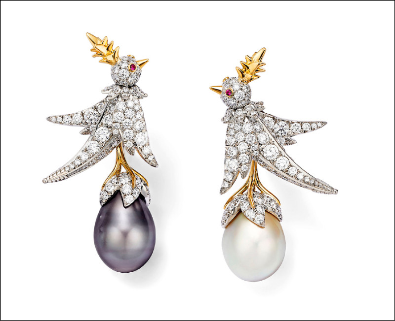 Jean Schlumberger by Tiffany珍珠石上鳥耳環，鉑金、黃K金、逾9克拉淡奶油色水滴形天然海水珍珠、逾11克拉深灰色水滴形天然海水珍珠、鑽石、紅寶石。