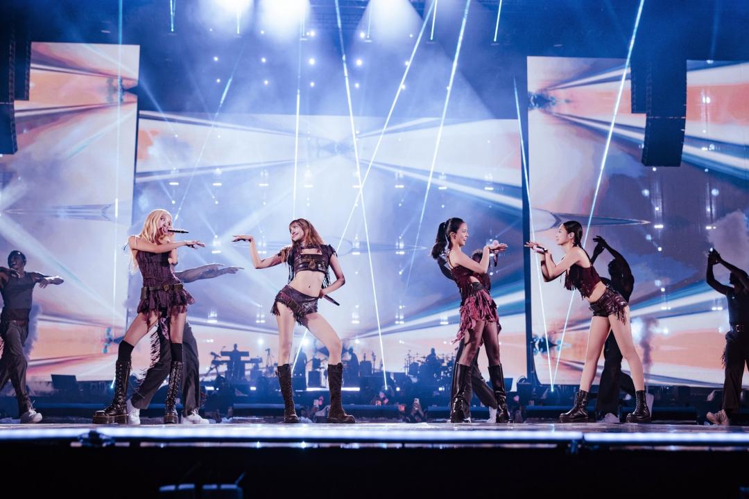 巡演來到雅加達場，Lisa（左二）腿上的大地色戰靴，又被神出同樣出自平價品牌。