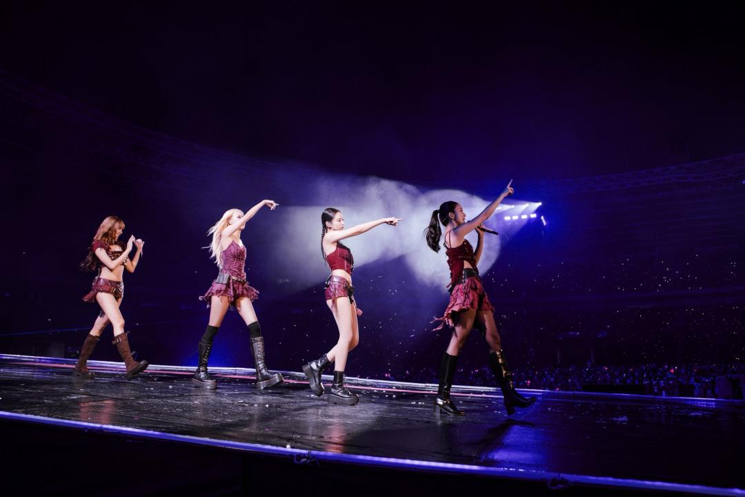 Lisa（左一）這雙帶有西部風格的綁帶長靴，實際上是CHARLES＆KEITH的新款。