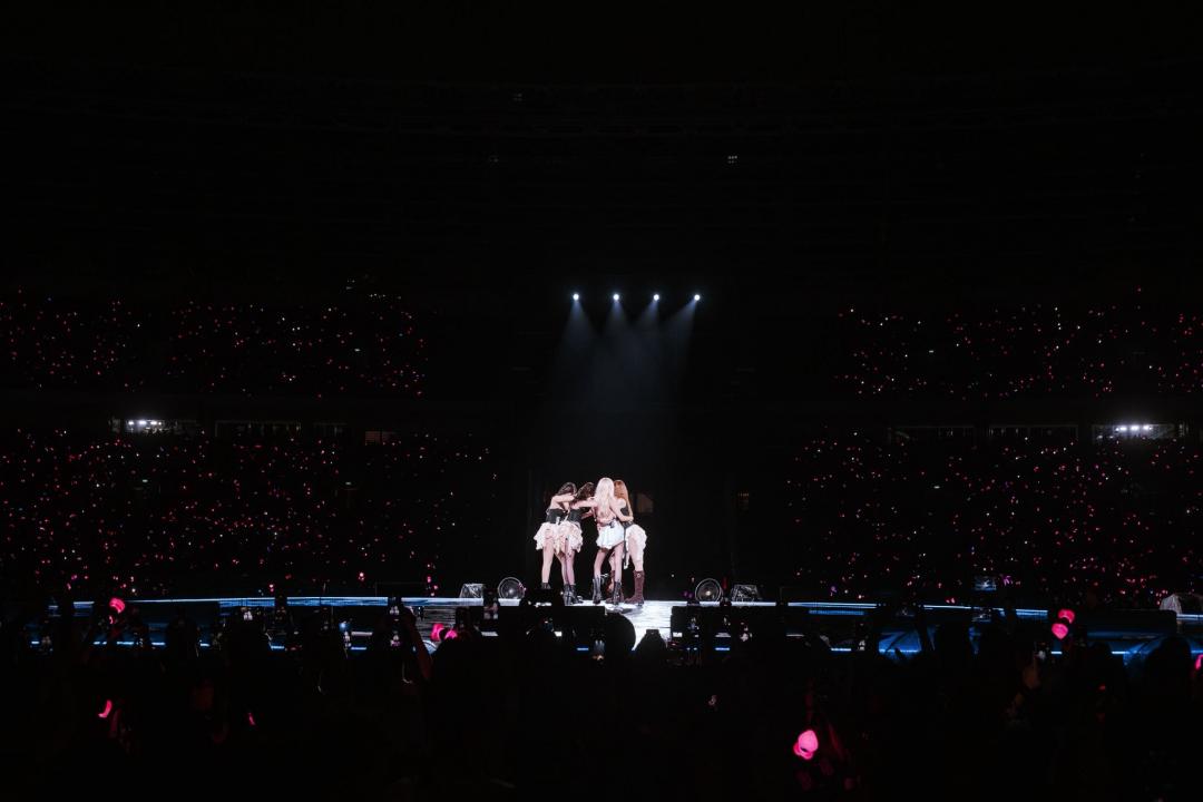 BLACKPINK回回都在舞台上又唱又跳，展現強大舞台氣場。