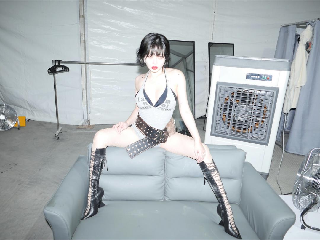 泫雅以性感造型展現氣場。