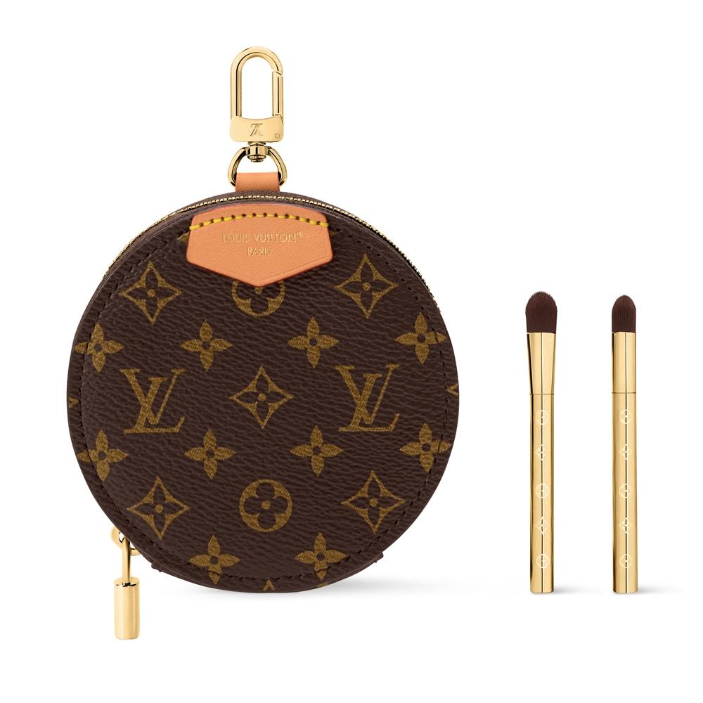 Louis Vuitton眼影收納包，以Monogram帆布製作，專為收納LV Ombres眼影盤而設計，糅合傳統細節，採用掛鎖拉鍊設計，以可洗塗層帆布襯裡，配有兩個迷你眼影刷。17,500元。